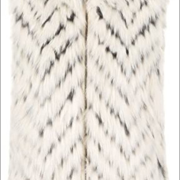 TRIBAL JEANS EGGSHELL ZIP UP FAUX FUR VEST WITH POCKETS - Picture 2 of 10